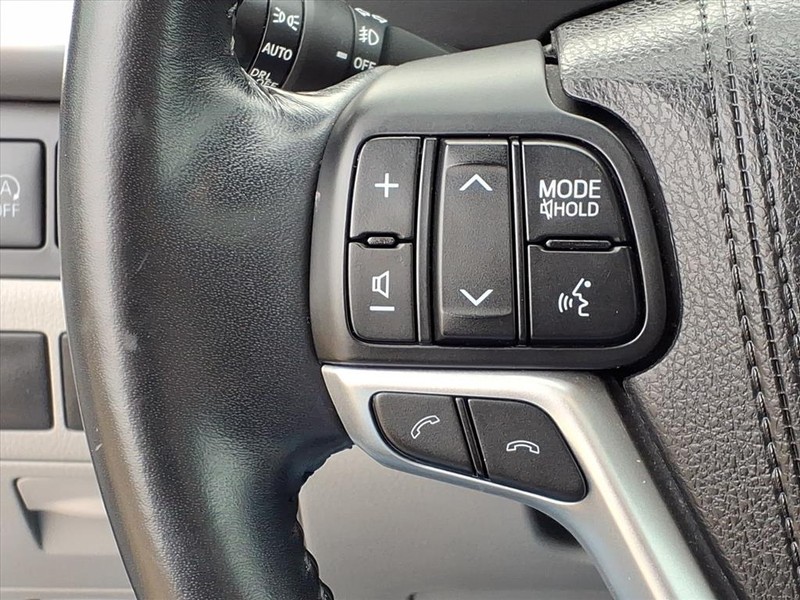 Toyota Highlander Vehicle Full-screen Gallery Image 18