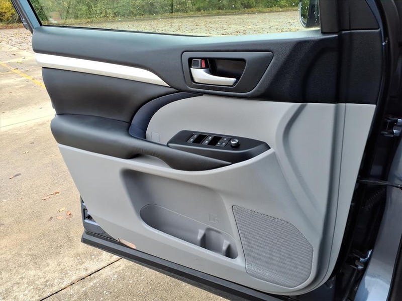 Toyota Highlander Vehicle Full-screen Gallery Image 21