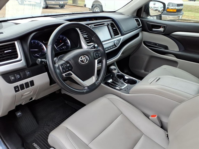 Toyota Highlander Vehicle Full-screen Gallery Image 22