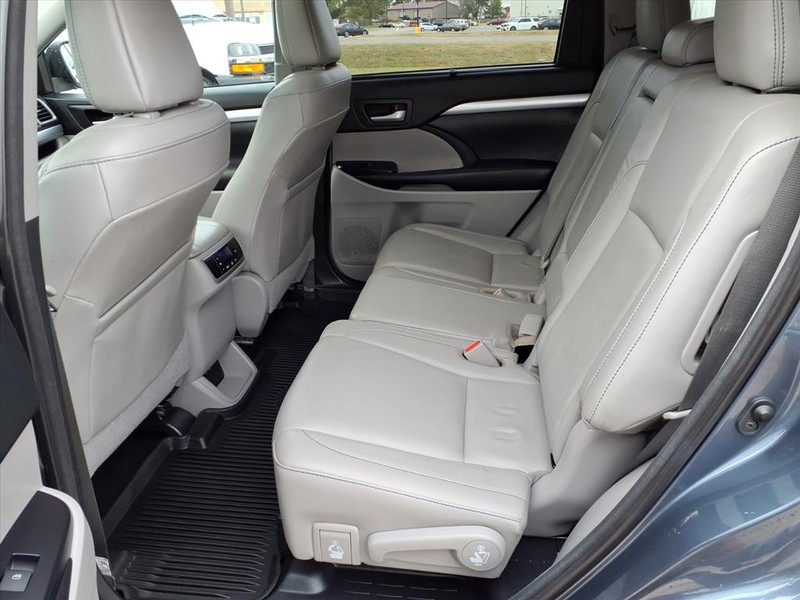 Toyota Highlander Vehicle Full-screen Gallery Image 24