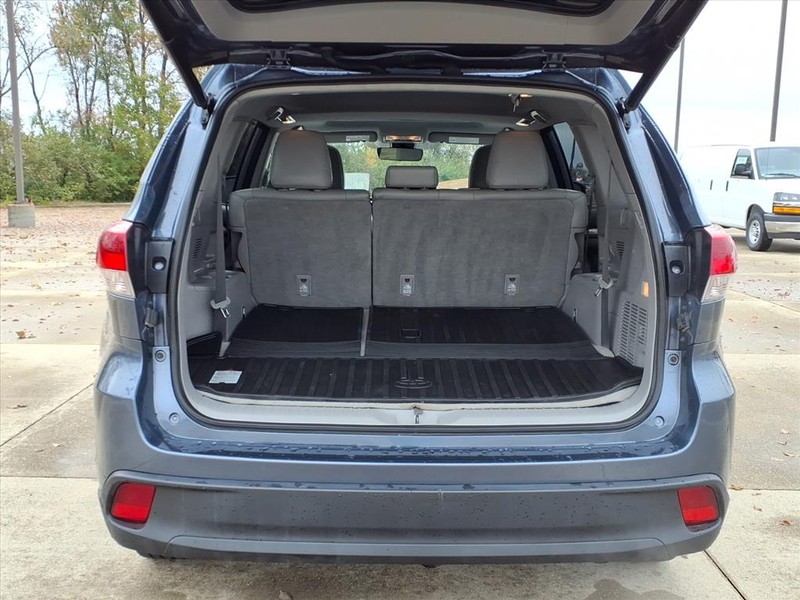 Toyota Highlander Vehicle Full-screen Gallery Image 26