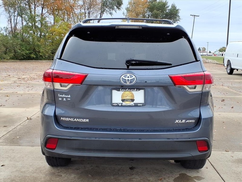 Toyota Highlander Vehicle Full-screen Gallery Image 27