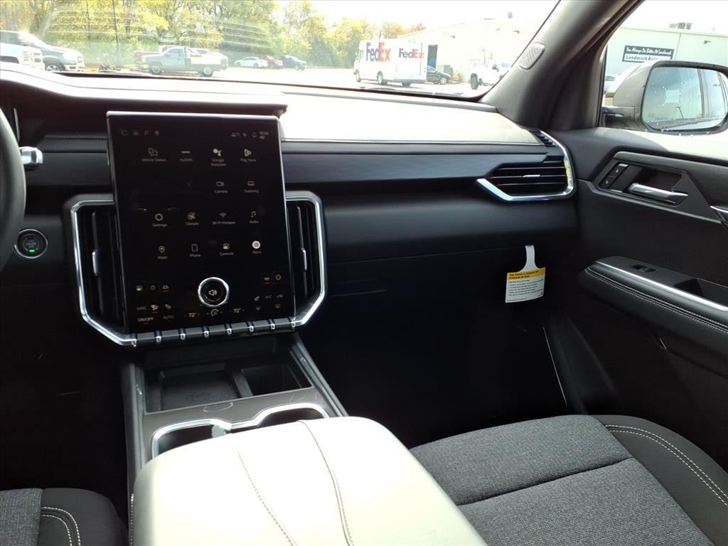 GMC Acadia Vehicle Full-screen Gallery Image 6