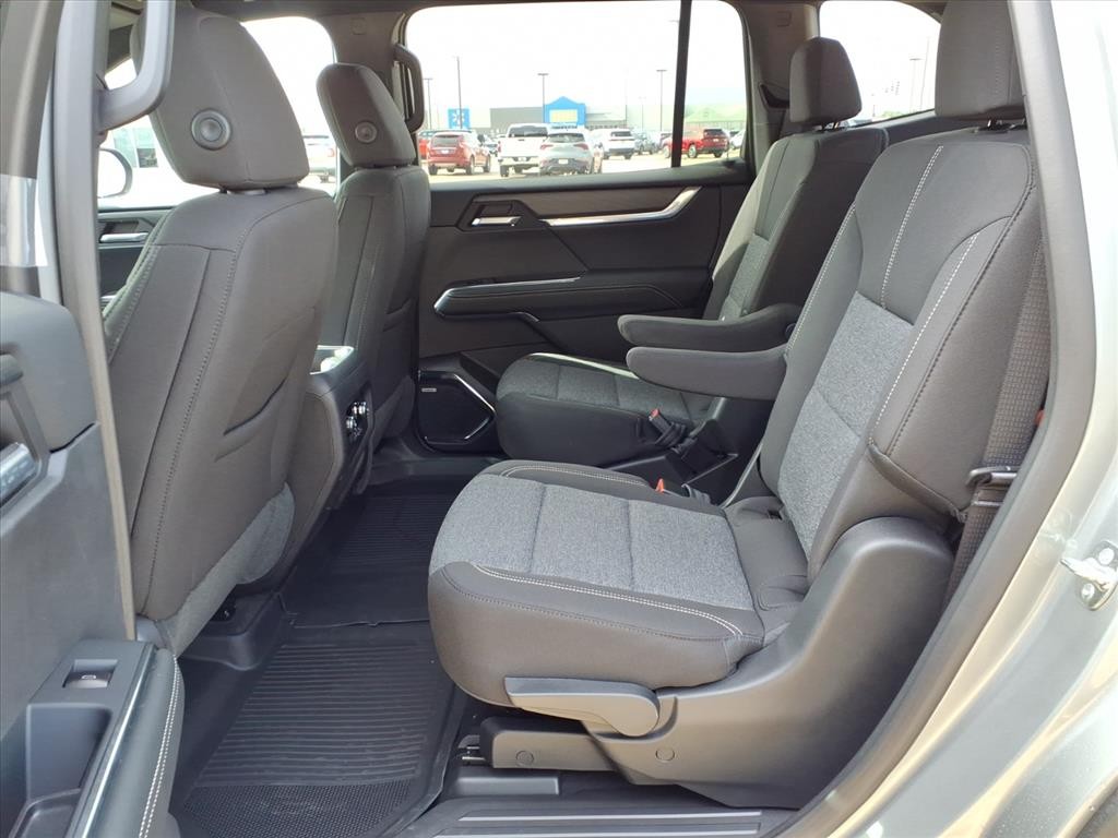 GMC Acadia Vehicle Full-screen Gallery Image 16