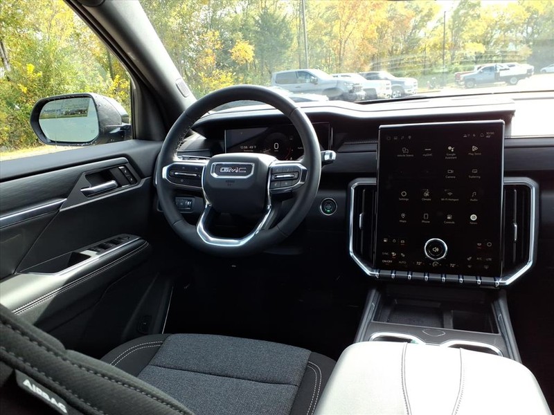 GMC Acadia Vehicle Full-screen Gallery Image 7