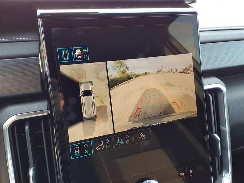 GMC Acadia Vehicle Full-screen Gallery Image 9