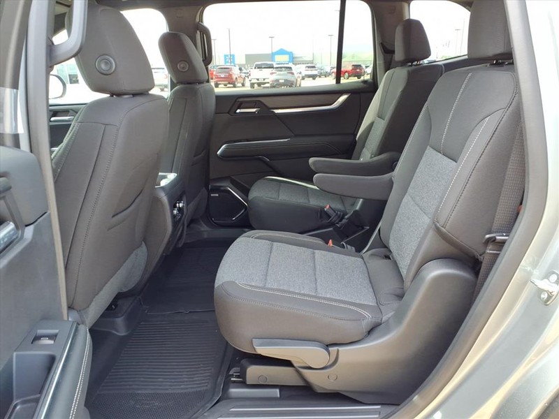 GMC Acadia Vehicle Full-screen Gallery Image 16