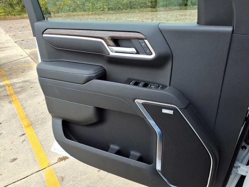 GMC Sierra 1500 Vehicle Full-screen Gallery Image 16