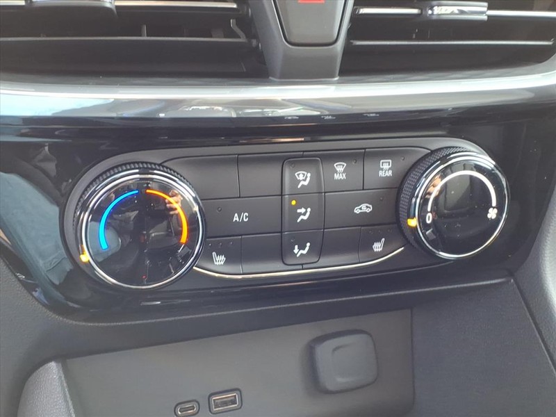 Buick Encore GX Vehicle Full-screen Gallery Image 10