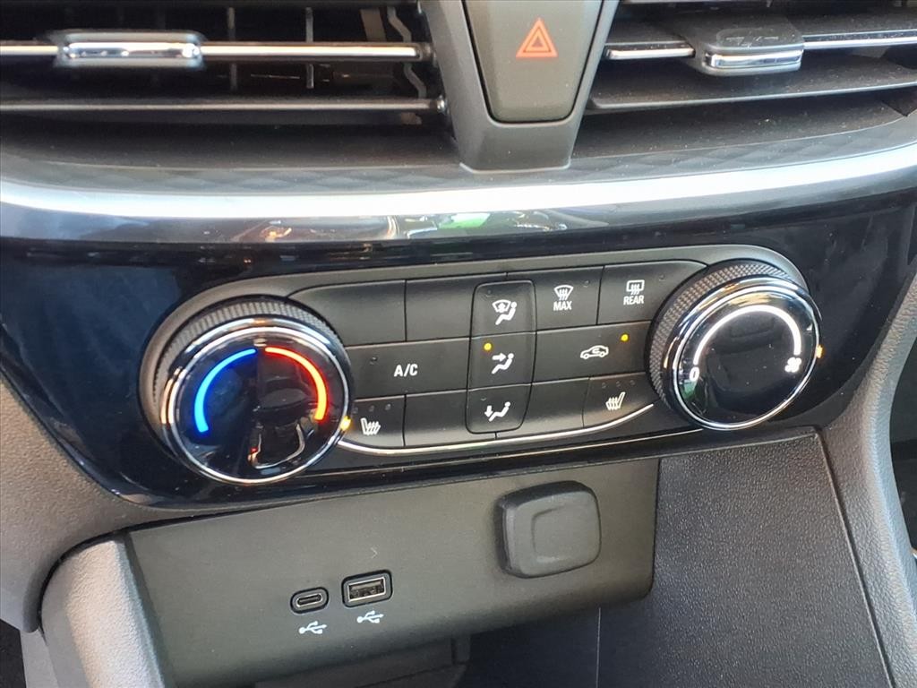 Buick Encore GX Vehicle Full-screen Gallery Image 10