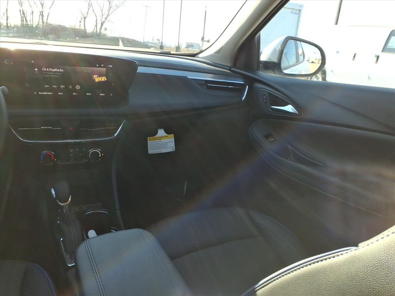 Buick Encore GX Vehicle Full-screen Gallery Image 5