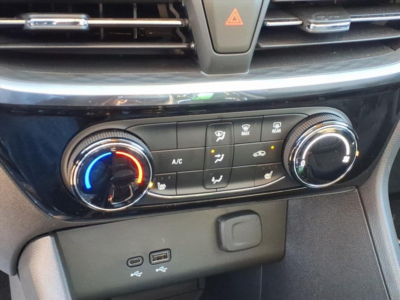 Buick Encore GX Vehicle Full-screen Gallery Image 10