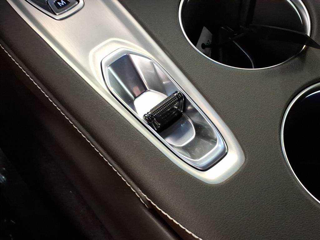 Chevrolet Corvette Vehicle Full-screen Gallery Image 12