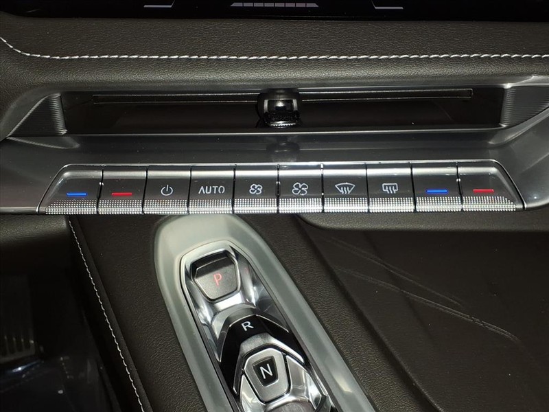 Chevrolet Corvette Vehicle Full-screen Gallery Image 10