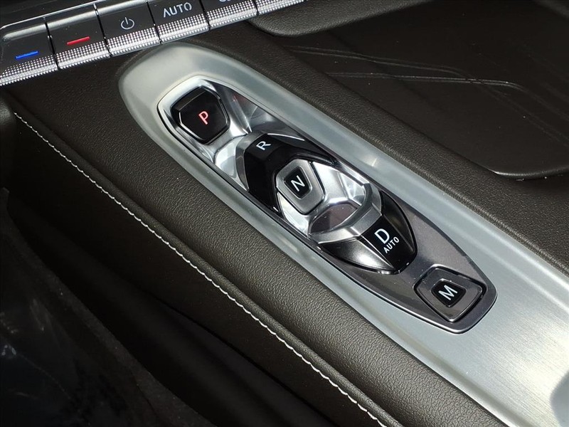 Chevrolet Corvette Vehicle Full-screen Gallery Image 11