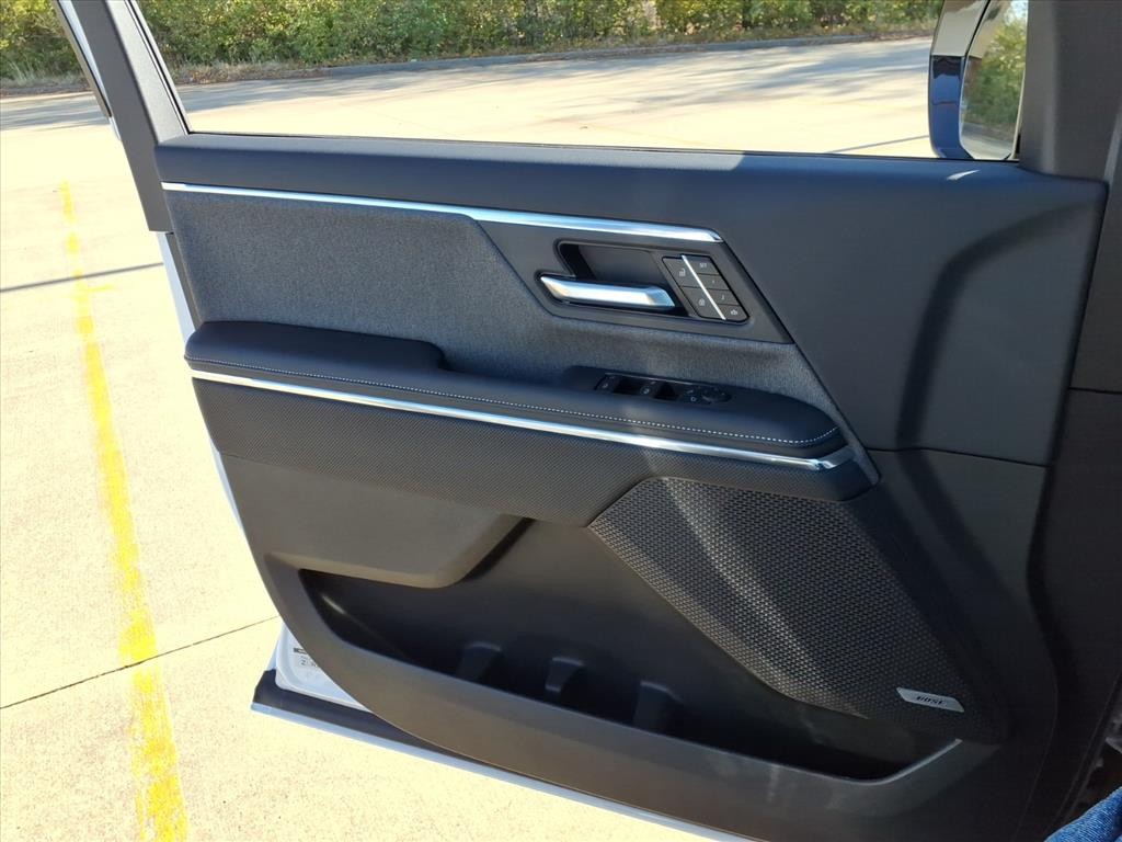 GMC Sierra EV Vehicle Full-screen Gallery Image 14