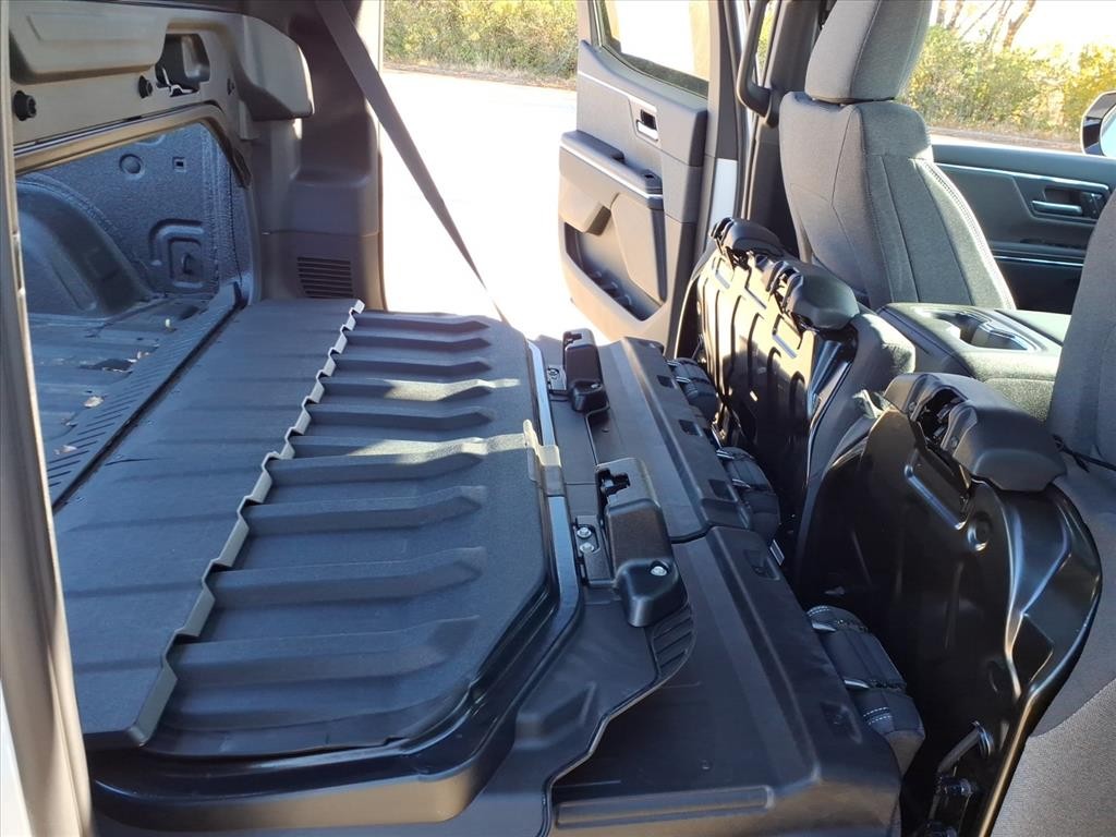 GMC Sierra EV Vehicle Full-screen Gallery Image 18