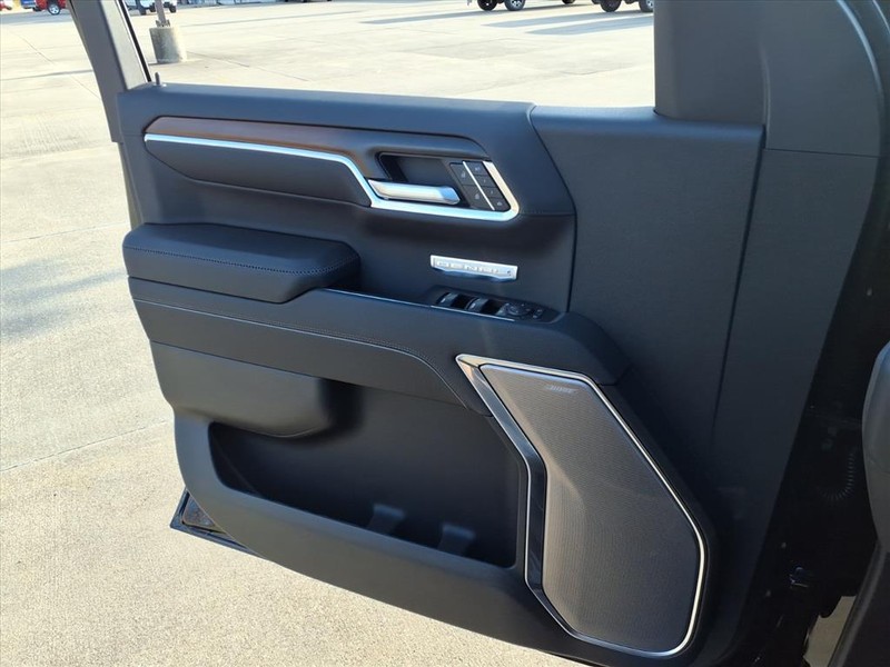 GMC Sierra 1500 Vehicle Full-screen Gallery Image 16