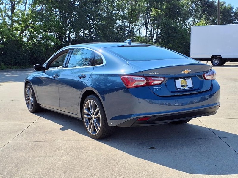 Chevrolet Malibu Vehicle Full-screen Gallery Image 3
