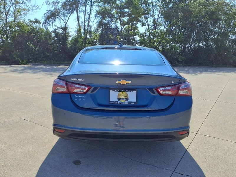 Chevrolet Malibu Vehicle Full-screen Gallery Image 24