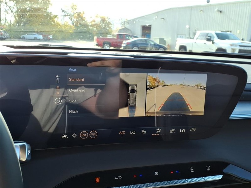 Buick Enclave Vehicle Full-screen Gallery Image 9