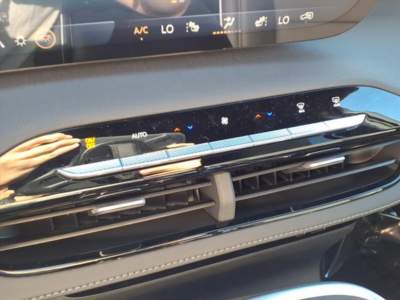 Buick Enclave Vehicle Full-screen Gallery Image 10