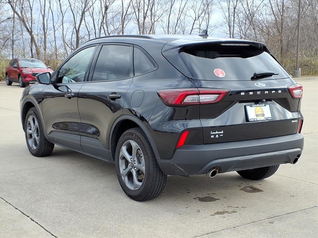 Ford Escape Vehicle Full-screen Gallery Image 3