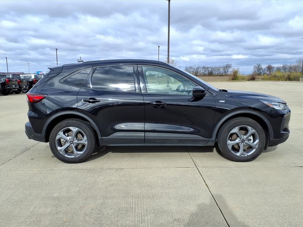 Ford Escape Vehicle Full-screen Gallery Image 5