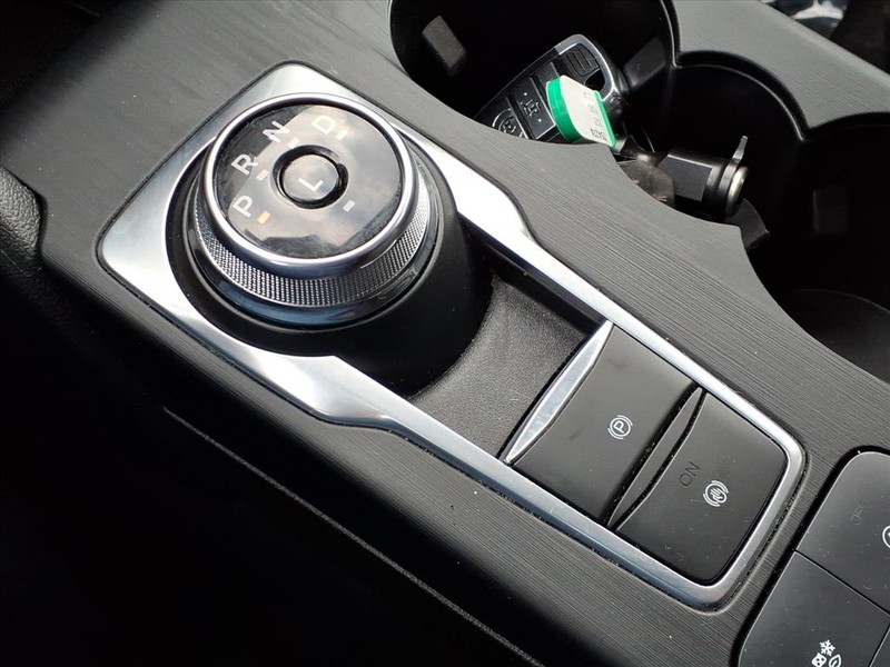 Ford Escape Vehicle Full-screen Gallery Image 16