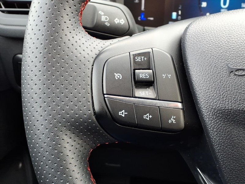 Ford Escape Vehicle Full-screen Gallery Image 18