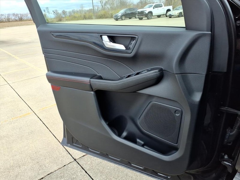 Ford Escape Vehicle Full-screen Gallery Image 22