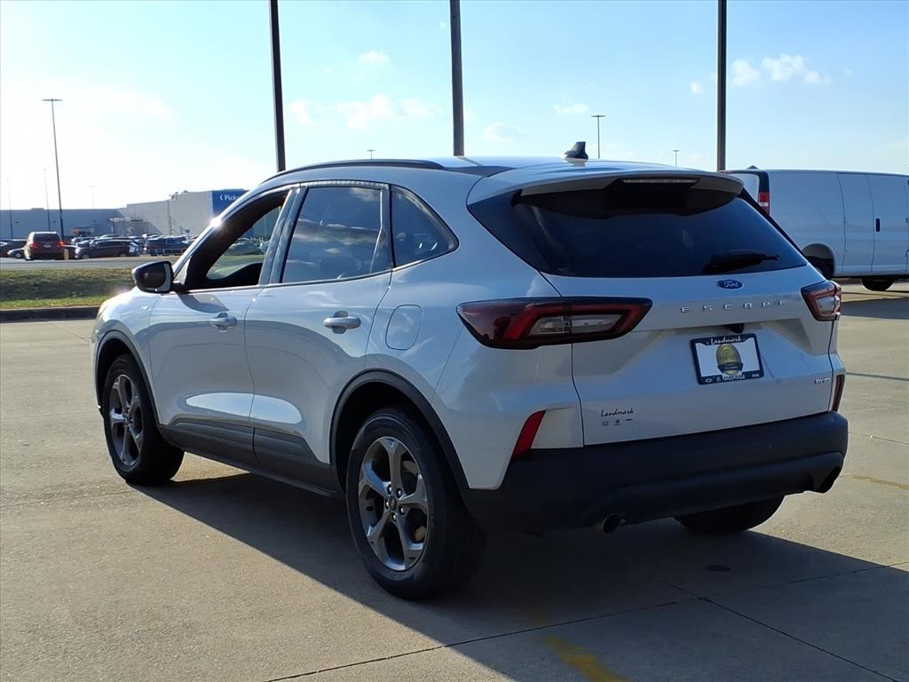 Ford Escape Vehicle Full-screen Gallery Image 3