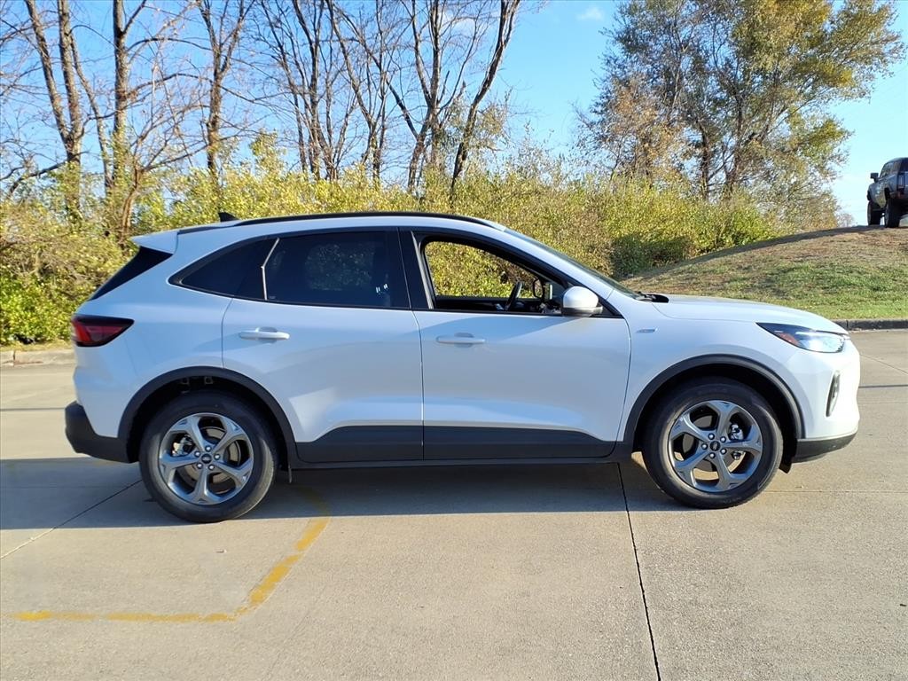 Ford Escape Vehicle Full-screen Gallery Image 5