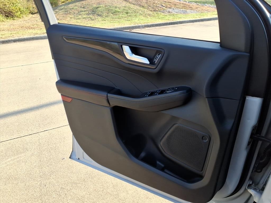 Ford Escape Vehicle Full-screen Gallery Image 20