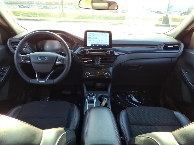 Ford Escape Vehicle Full-screen Gallery Image 8