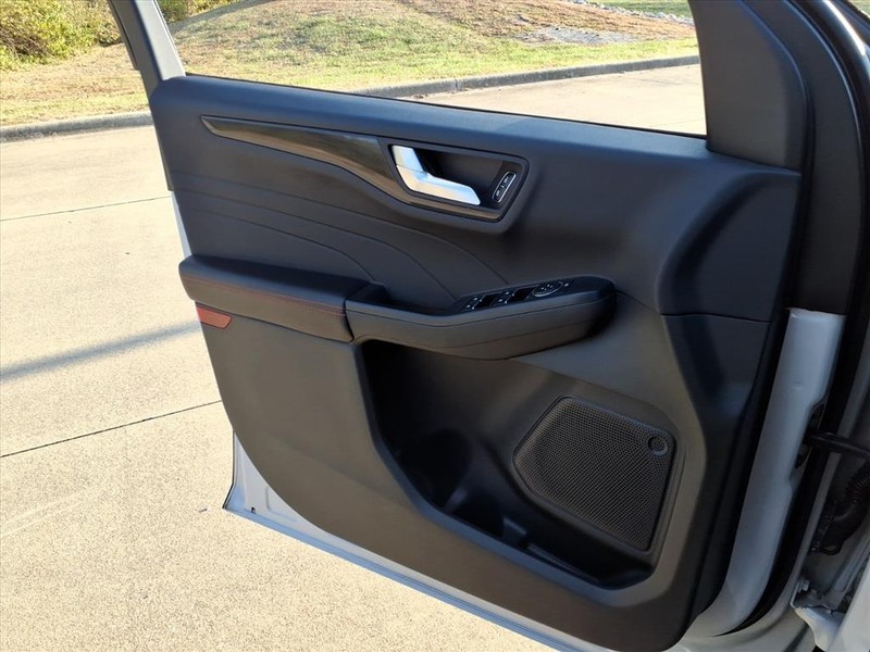 Ford Escape Vehicle Full-screen Gallery Image 20