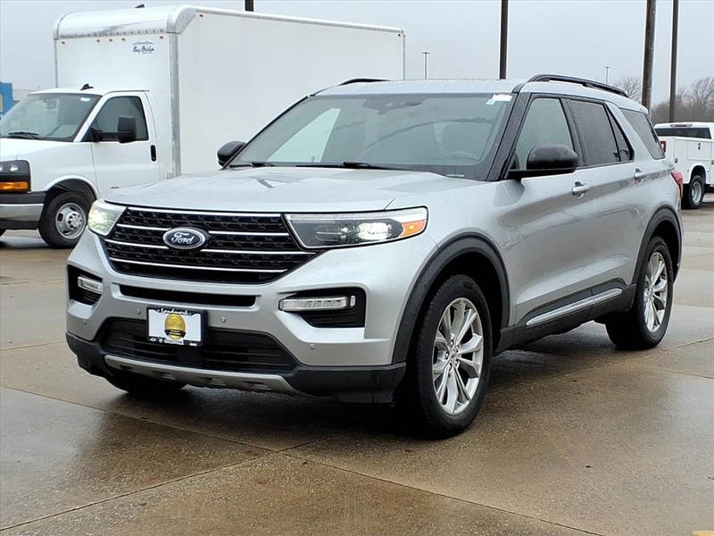 Ford Explorer Vehicle Full-screen Gallery Image 2