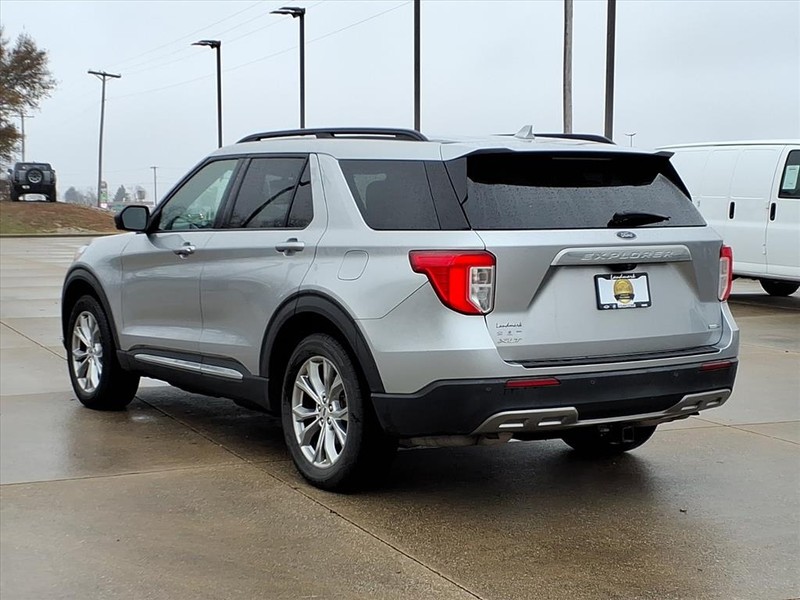 Ford Explorer Vehicle Full-screen Gallery Image 3