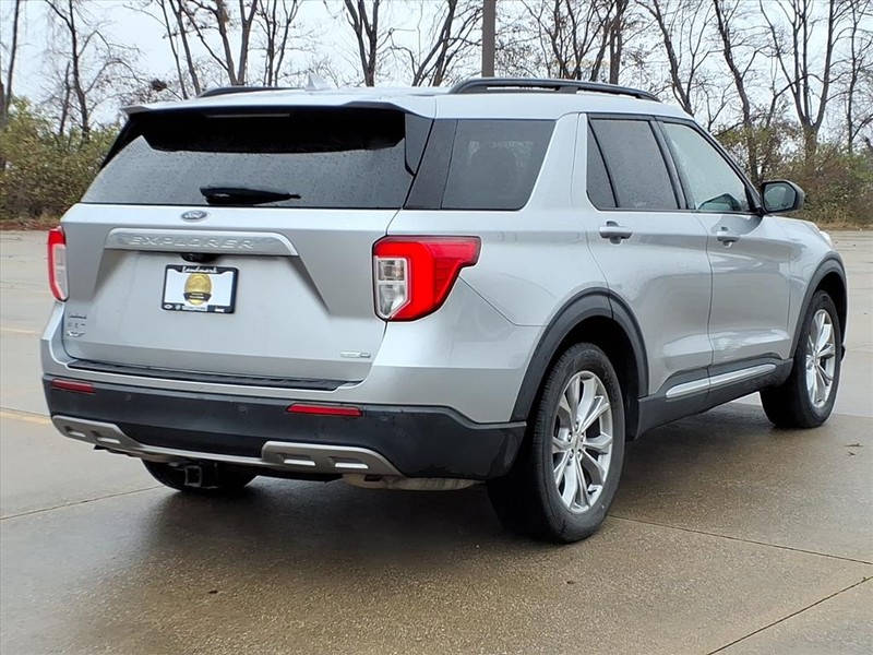 Ford Explorer Vehicle Full-screen Gallery Image 4