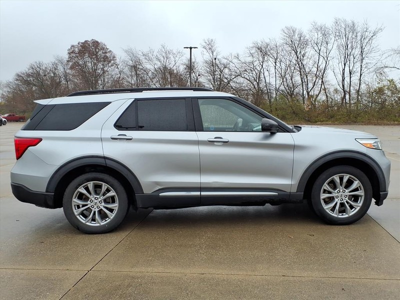 Ford Explorer Vehicle Full-screen Gallery Image 5