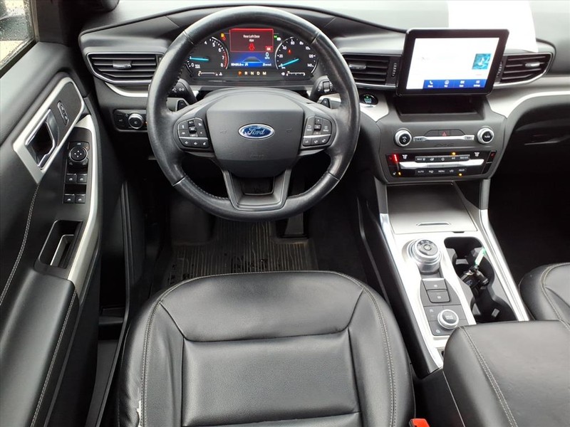 Ford Explorer Vehicle Full-screen Gallery Image 9