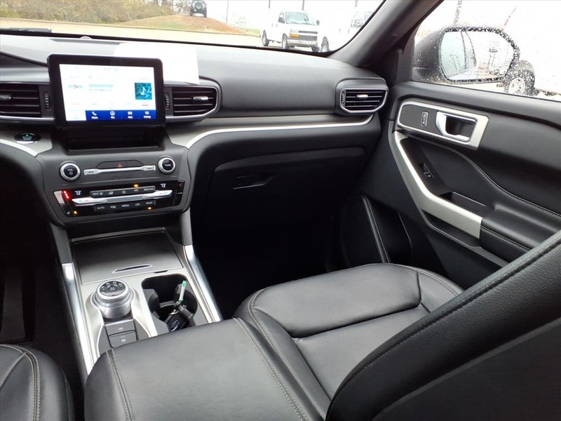 Ford Explorer Vehicle Full-screen Gallery Image 10