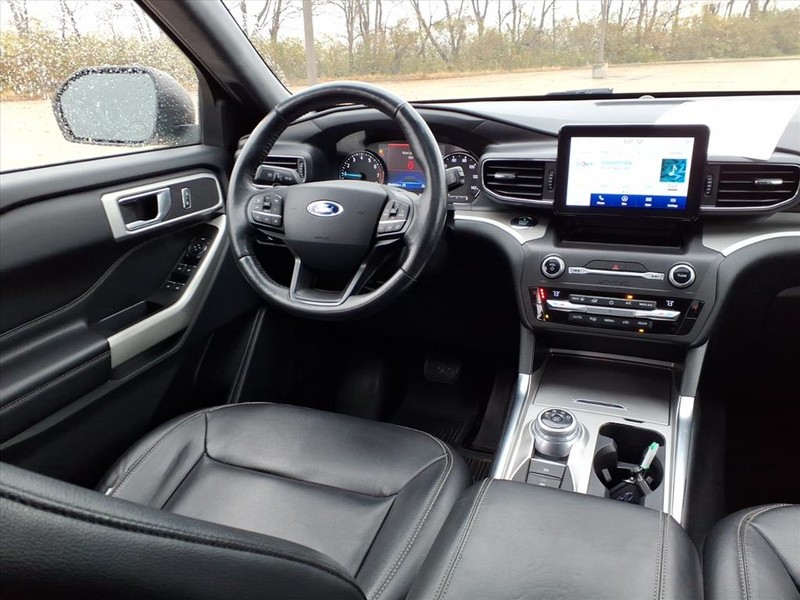 Ford Explorer Vehicle Full-screen Gallery Image 11