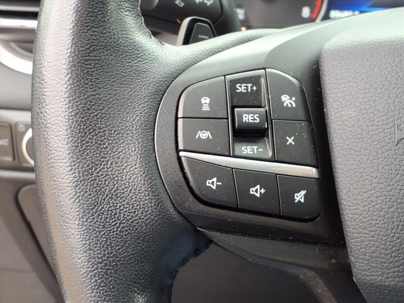 Ford Explorer Vehicle Full-screen Gallery Image 17