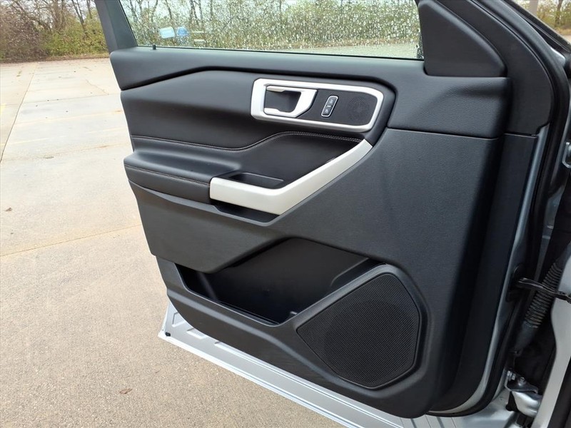 Ford Explorer Vehicle Full-screen Gallery Image 20