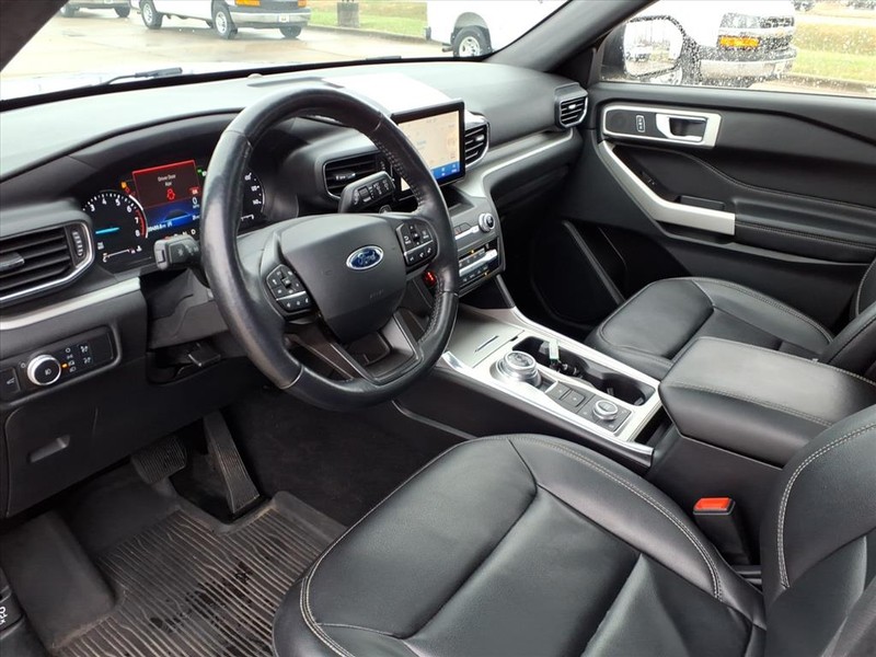 Ford Explorer Vehicle Full-screen Gallery Image 21