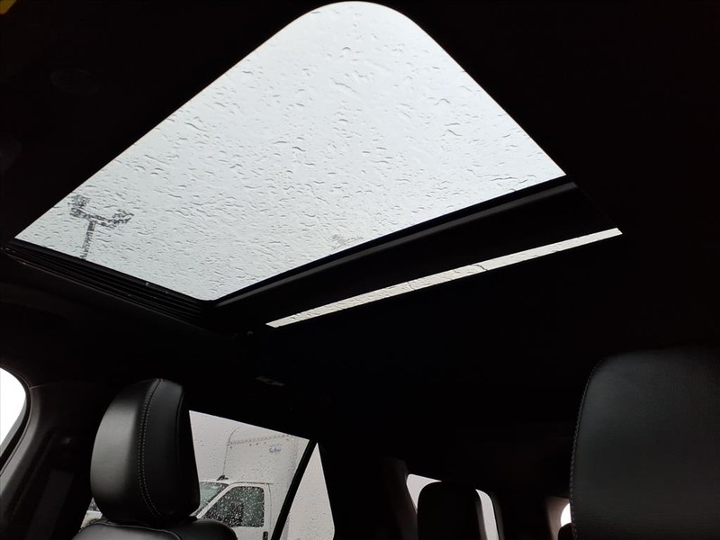 Ford Explorer Vehicle Full-screen Gallery Image 22