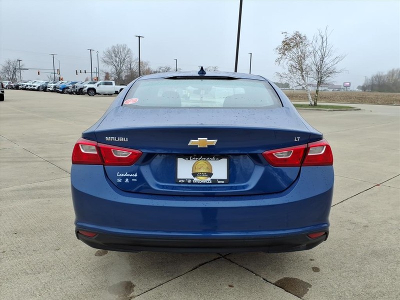 Chevrolet Malibu Vehicle Full-screen Gallery Image 24