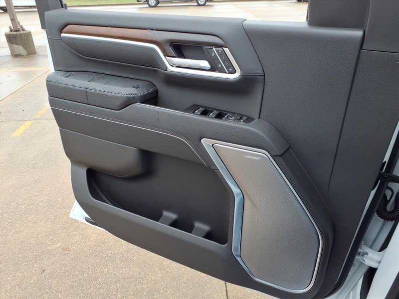 GMC Sierra 2500HD Vehicle Full-screen Gallery Image 15