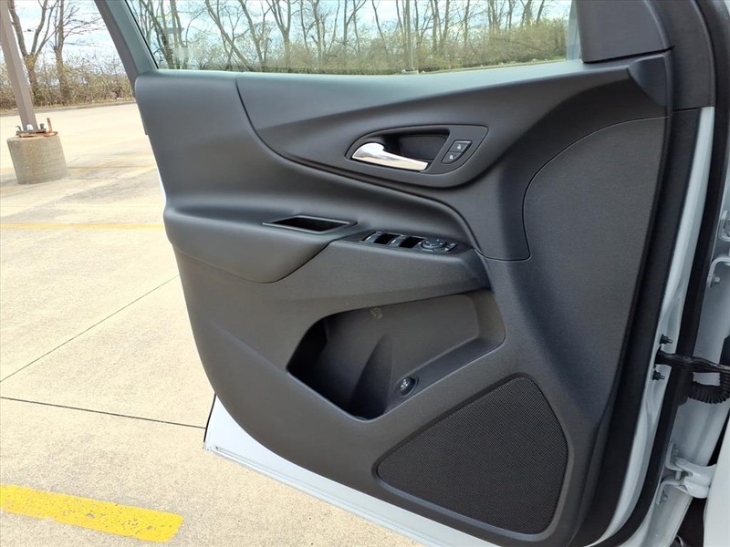 Chevrolet Equinox Vehicle Full-screen Gallery Image 19